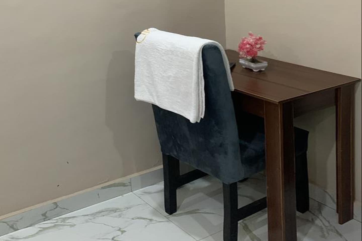 Royal Deluxe Room reading area